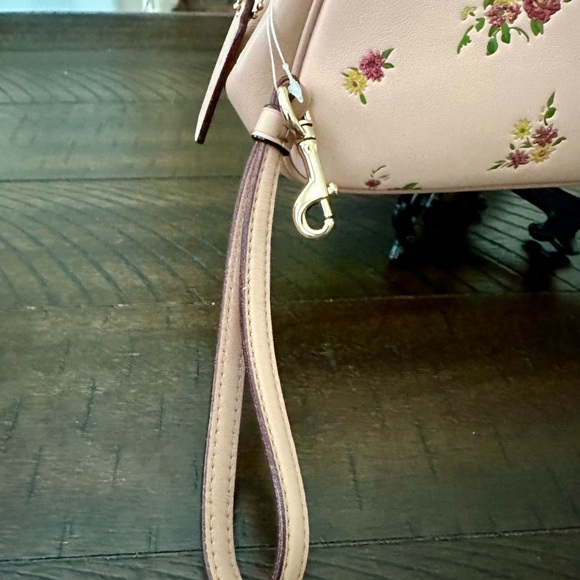 NWT Coach x Disney Limited Edition Minnie Mouse Wristlet Clutch - Picture 5 of 8